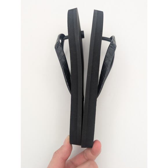 Stuart Weitzman Women's Embossed Flip Flop Thong Sandals Black Size US5 EU35.5 - Picture 10 of 11